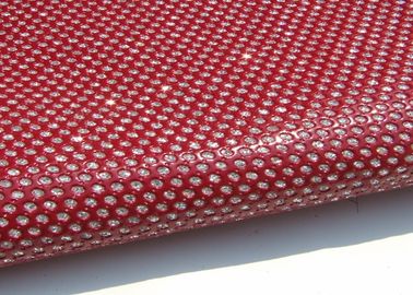 China Tela perforada roja brillante de Alcantara, tejido de poliester perforado del cuero del espejo de la PU fábrica